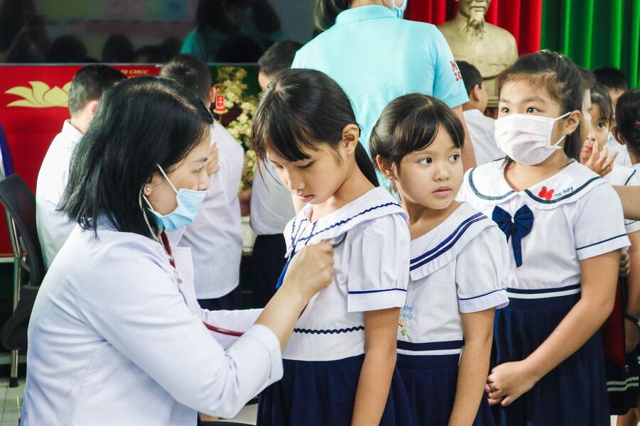 Hơn 10.000 em nhỏ tại Quảng Ngãi và Trà Vinh được khám sàng lọc tim bẩm sinh miễn phí