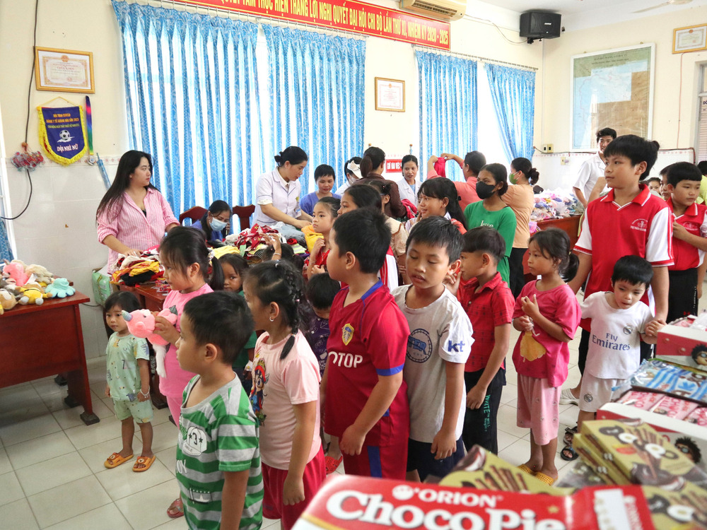 Trao tặng thiết bị sản - nhi và trao quà Trung thu cho trẻ em tại huyện Khánh Vĩnh, tỉnh Khánh Hòa